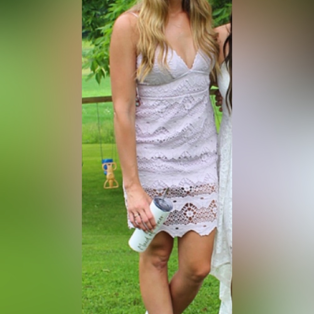 💜Lulu’s Lace Pastel Lilac Lace Midi Dress sz Medium Excellent Condition W…